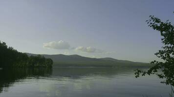 été paysage avec rivière, nuageux ciel, forêt et Soleil laps de temps. été paysage avec rivière et bleu ciel temps laps. incroyable des nuages sur le Lac côte photo