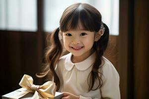 ai généré mignonne asiatique peu fille en portant cadeau boîte dans vivant pièce photo