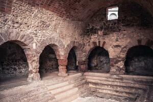 Colonnes de ancien fortifié la défense la tour photo. roman architecture dans Caldes de montbui, Catalogne photo