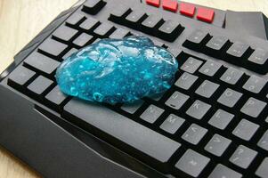 bleu doux gel nettoyage poussière sur clavier. photo