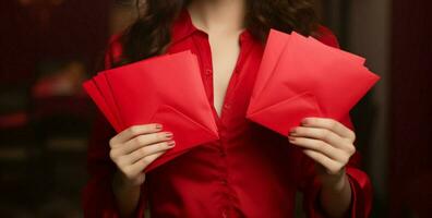 ai généré joyeux fête femme en portant rouge enveloppe pour lunaire Nouveau année photo