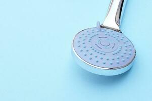 douche tête chrome recouvert multimode pour le salle de bains avec tuyau sur bleu Contexte. photo
