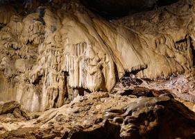 belles formations rocheuses à l'intérieur d'une grotte naturelle photo
