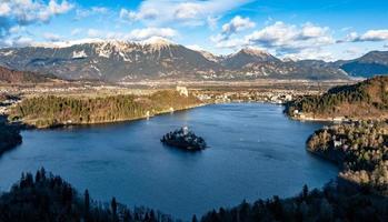 vue aérienne du lac de bled, slovénie photo