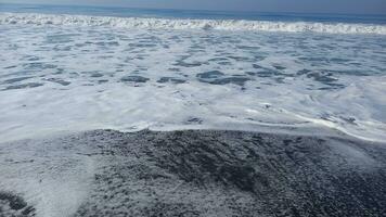 gris le sable plage avec l'eau vague et couler photo