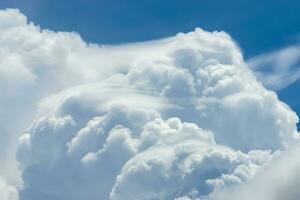 blanc nuage dans le ciel. photo