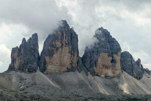 vue de tre cime di lavaredo Montagne dans le dolomites, Italie. très célèbre des endroits pour randonnée et Roche escalade. photo