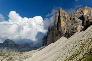 vue de tre cime di lavaredo Montagne dans le dolomites, Italie. très célèbre des endroits pour randonnée et Roche escalade. photo