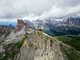 aérien vue de refuge Nuvolau, le le plus ancien Montagne cabane refuge dans le dolomites, Italie. des nuages couvrant le montagnes dans le Contexte. magnifique les destinations pour randonneurs et alpinistes. cinématique coup photo