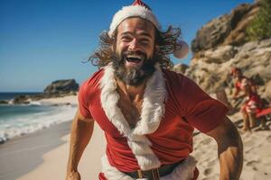 ai généré attrayant musclé Jeune homme portant une Père Noël claus vêtement fonctionnement à plage et souriant à le caméra photo