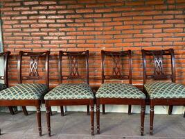 rangée de Photos de antique chaises dans de face de le maison