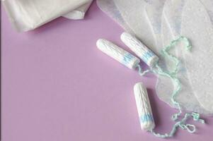 menstruel tampons et tampons sur rouge Contexte. photo