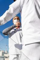 docteur, debout, sur, balcon, à, collègue photo