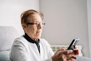 femme âgée utilisant un smartphone à la maison