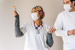 médecin souriant avec seringue en salle médicale photo