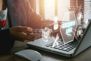 client se soucier concept, la personne main en utilisant mobile téléphone avec client se soucier icône sur virtuel filtrer. photo