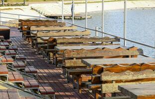 en bois les tables et bancs dans une rue café. photo