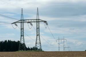 haute Tension Puissance lignes avec bleu ciel photo