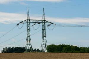 haute Tension Puissance lignes avec bleu ciel photo