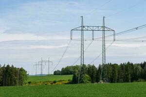 haute Tension Puissance lignes avec bleu ciel photo