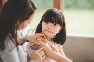 mère s'occupant de sa fille photo