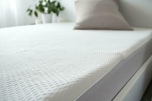 ai généré blanc Mémoire mousse matelas topper sur lit photo