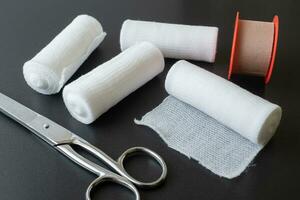 bandages médicaux avec ciseaux et sparadrap. équipement médical. photo