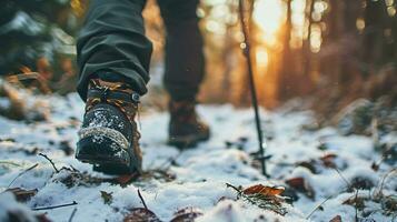 ai généré proche en haut de jambes de la personne dans randonnée des chaussures en marchant dans le hiver forêt photo