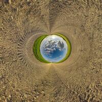 bleu trou sphère peu planète à l'intérieur gravier le sable rond Cadre Contexte photo