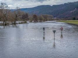 drone image de le allemand rivière principale pendant une inonder avec inondé des arbres et circulation panneaux sur le banque photo