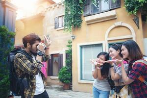 groupe asiatique de jeunes avec des sacs à dos d'amis marchant ensemble et des amis heureux prennent des photos et des selfies, détendez-vous en voyage de concept de vacances