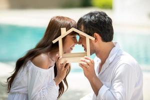 amoureux des couples romantiques sont impatients de planifier une maison.