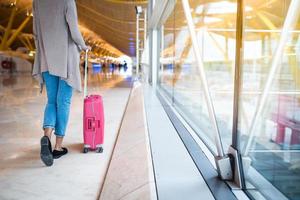 devant femme marchant à l'aéroport photo