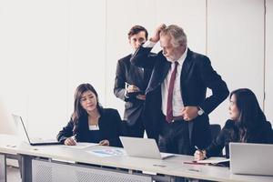 hommes d'affaires et groupe utilisant un ordinateur portable pour les partenaires discutant de documents et d'idées lors de réunions et d'affaires sérieuses pour travailler photo