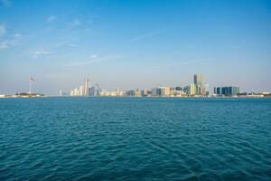 panorama vue de abu dhabi horizon avec eau, Émirats arabes unis. haute qualité photo