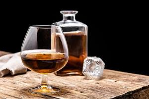 verre de cognac ou de whisky sur rustique