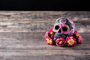 diadème mexicain typique de crâne et de fleurs photo