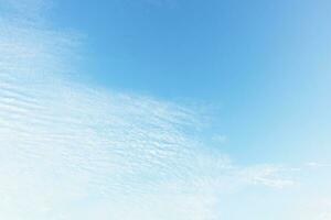 bleu ciel Contexte et blanc des nuages doux se concentrer, et copie espace horizontal forme. photo