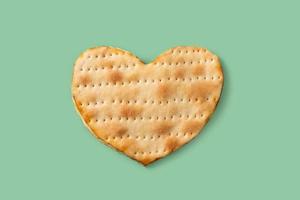 pain matza en forme de coeur photo