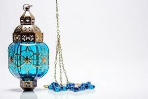 ai généré ornemental arabe lanternes. avec tasbeeh sur le blanc Contexte photo