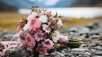 le la mariée détient une bouquet de blanc et rose fleurs photo