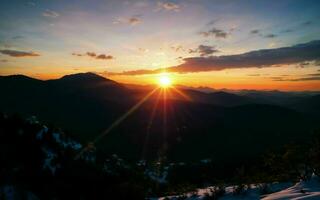 ai généré crépuscule embrasse une symphonie de couleurs plus de majestueux Montagne pics ai généré photo