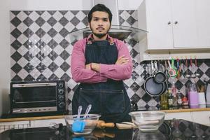 jeune couple heureux et souriant cuisiner des aliments dans la cuisine à la maison photo