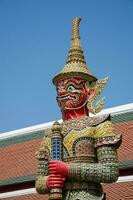 rouge géant statue art de wat phra kaew monastère Voyage point de repère à Bangkok de Thaïlande photo