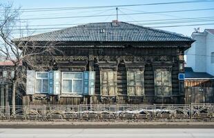 un vieux unique en bois maison dans Irkoutsk le le plus grand ville de Irkoutsk oblast, Russie. photo