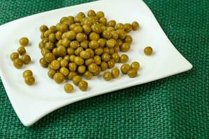 vert pois sur une blanc assiette photo