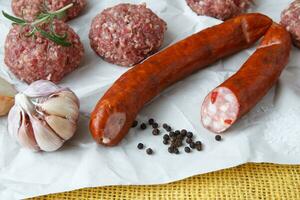 brut haché Hamburger Viande et saucisse avec herbe et pimenter préparé pour grillage photo