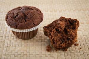 Chocolat puce muffin sur bois table photo