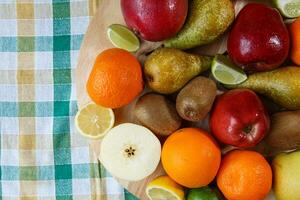 pile de Frais fruit sur coloré cuisine serviette photo