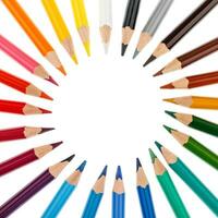 coloré des crayons empilés dans une cercle isolé sur blanc Contexte photo